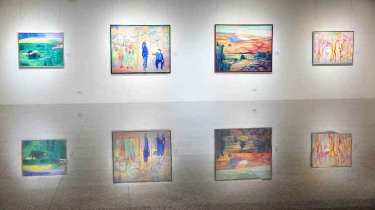 ▲與自然共鳴—陳光明油畫創作展，作品畫面點綴許多人物、小動物及昆蟲的點景，透過這些點景向觀眾說故事。（記者林明佑攝）
