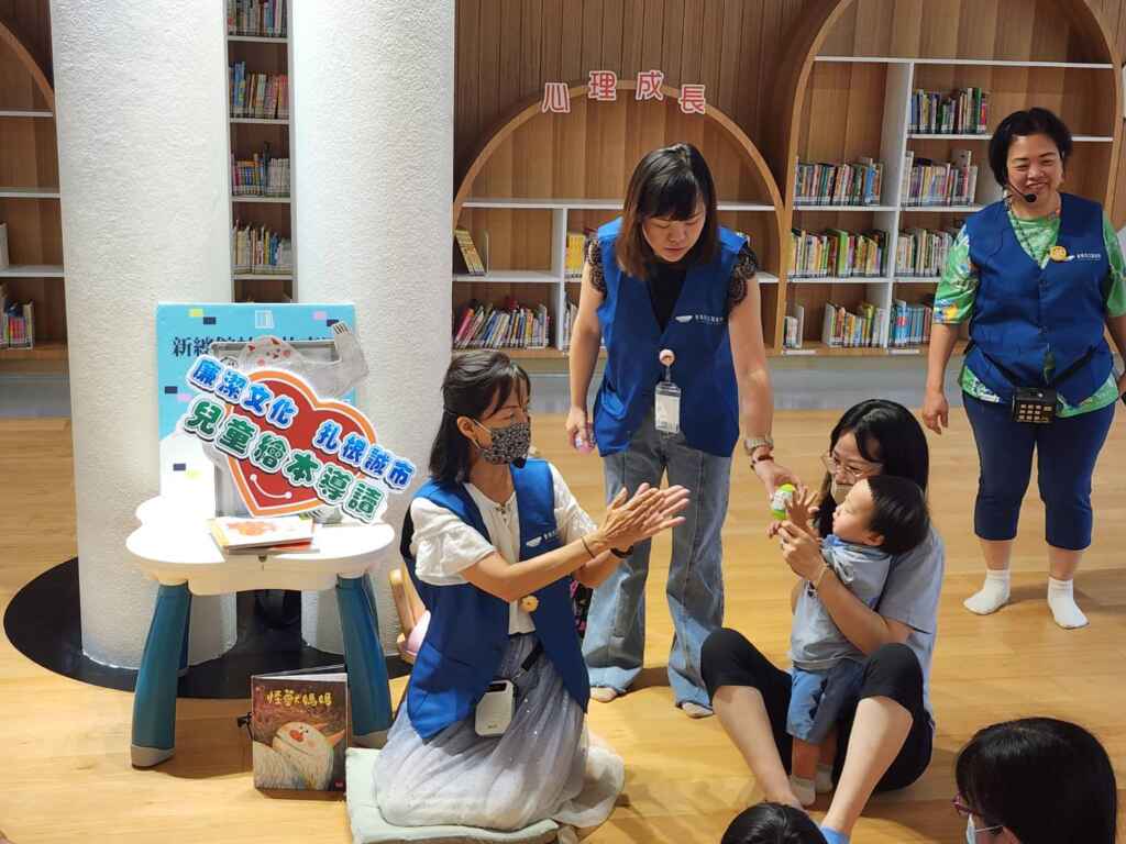 ▲以品德及親子互動為素材,經由活潑生動的說故事與搭配故事情節的表演,引領兒童進入故事情節並激發兒童思考。(臺南縣政府提供)