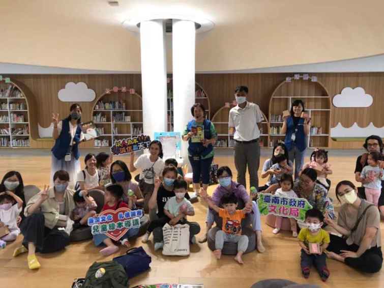 ▲文化局政風室特別準備「可愛小豬撲滿」宣導用品，期許參與活動的家庭能夠裝滿母愛，建立良好親子關係。（臺南縣政府提供）