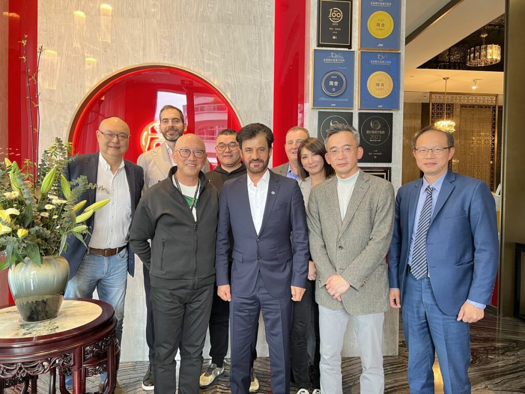 麗寶樂園渡假園區的董事長,同時也是中華車會理事長陳志鴻(前排左二)率領團隊應邀與FiA主席Mr. Mohammed Ben Sulayem(穆罕默德·本·蘇拉耶姆)(前排右三)進行交流。