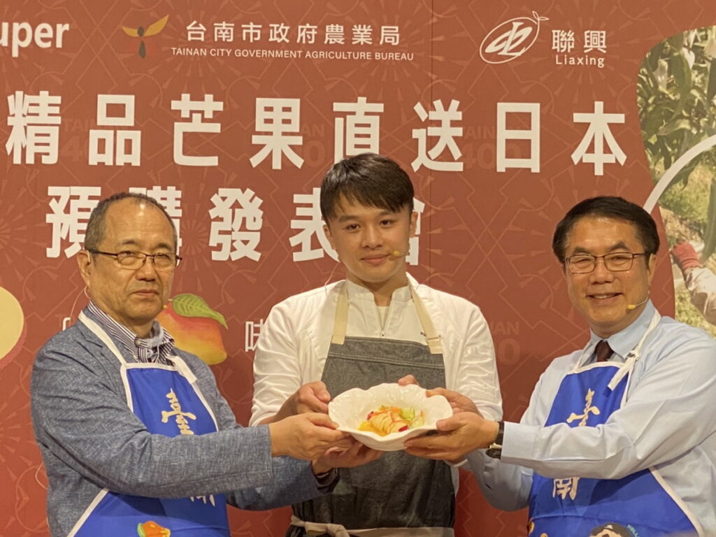以精品芒果製作消暑清涼的芒果奶酪西米露與酸甜開胃的夏日芒果薄荷涼麵,品味極致台南風味。