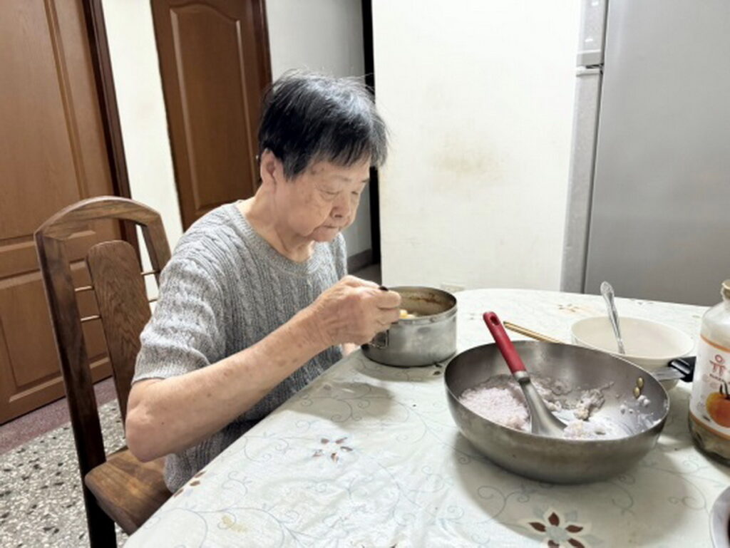 一鍋白粥,是阿嬤和孫女的三餐