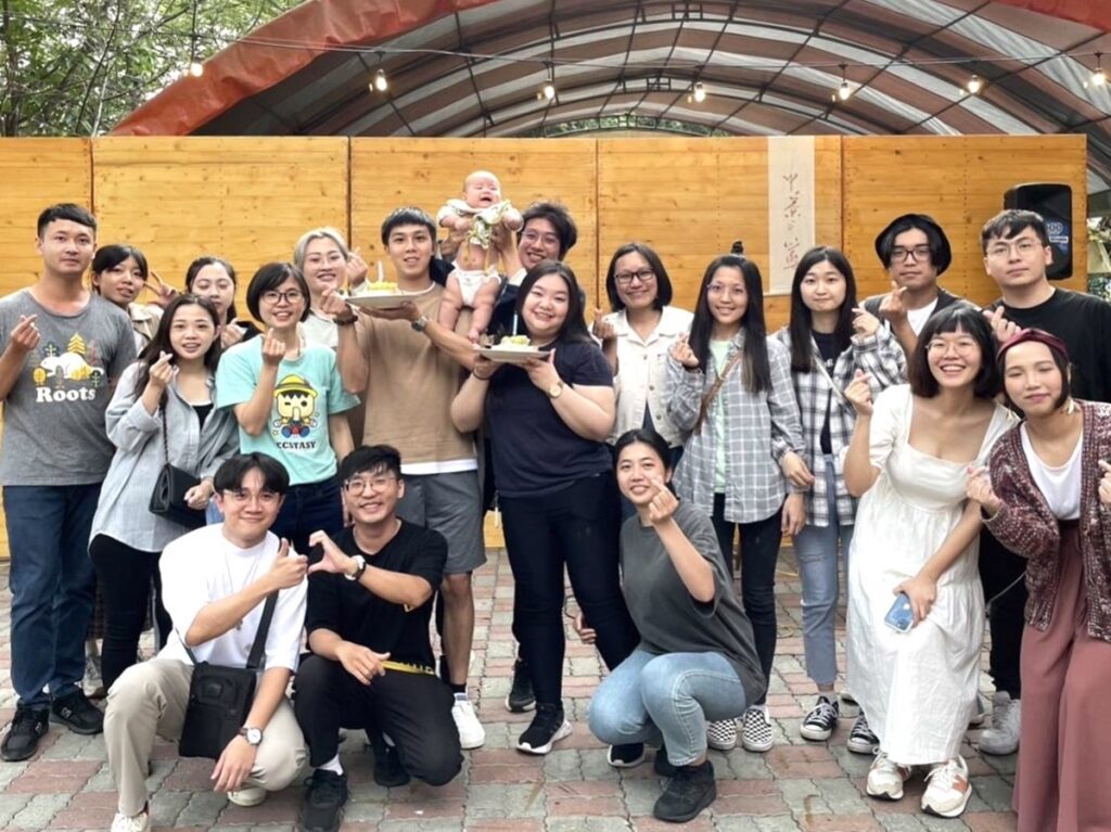 東海大學教研所畢業生楊博惇,長期關心地方教育與聚落,為了幫助農村永續提出的「樟平溪產業藝術聚落空間營造計畫」獲得「2024建築園冶獎」。(圖/東海大學提供)