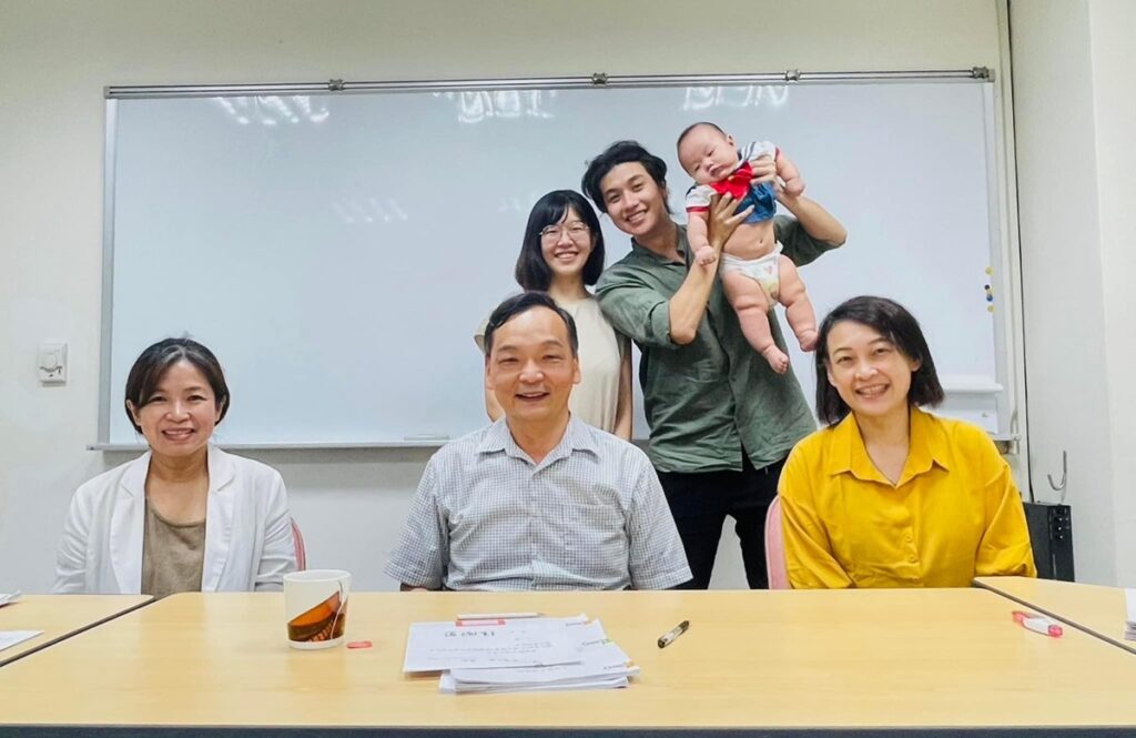 (前排左起)東海教研所江淑真所長、好好園館創辦人紀金山教授、教研所陳黛芬教授、(後排)楊博惇一家人。(圖/東海大學提供)