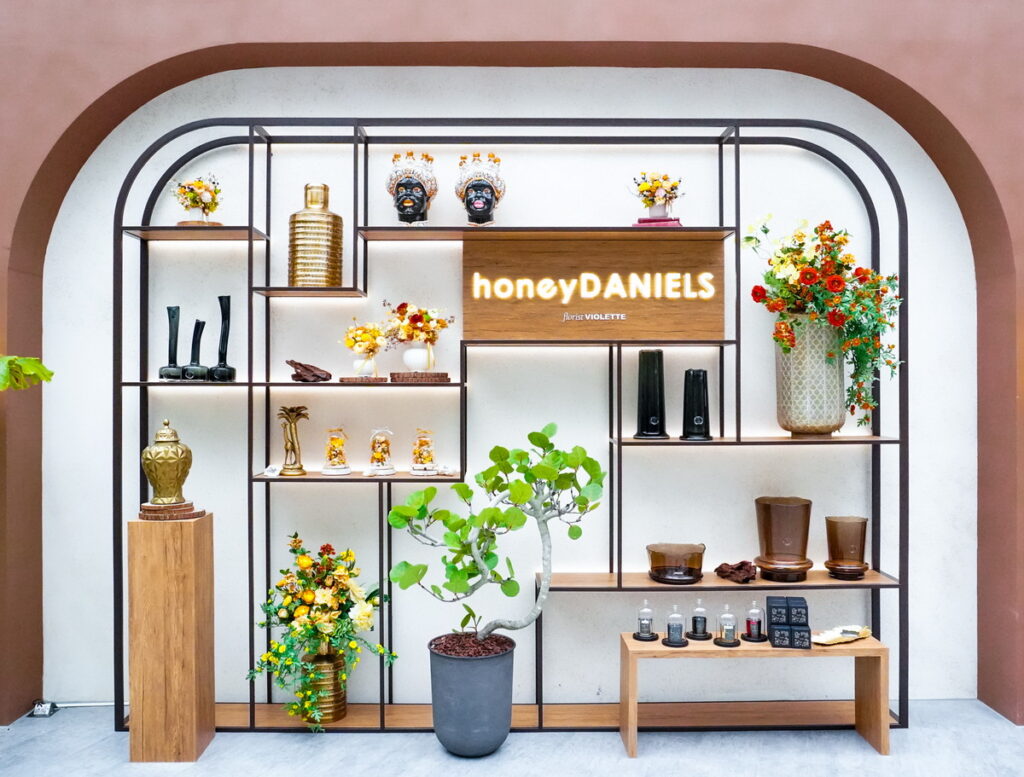 多國際精品指定合作對象「honeyDANIELS florist丹尼爾花藝」,運用花藝跨足大型展場佈置,巧妙融合「橘」、「吉」意象創意打造吉祥道主題佈景。