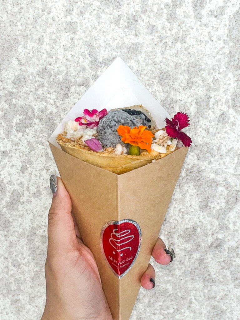 花藝甜品店「花花小姐」因應母親節的到來,新推出『媽媽的芝麻糊』花花燒,5月7日至5月12日搭配『指定花花束』組合價只要250元。