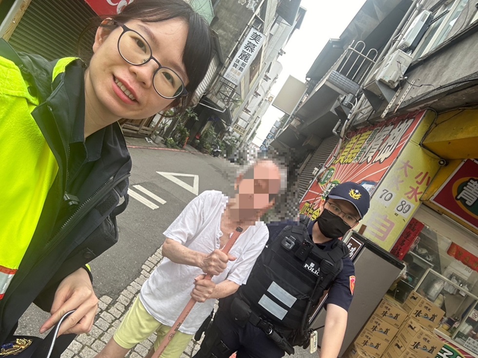 ▲圖說:拄著拐杖老翁在臺灣大道巷子裡徘徊,員警獲報後立即趕赴現場 (圖/台中市政府提供)