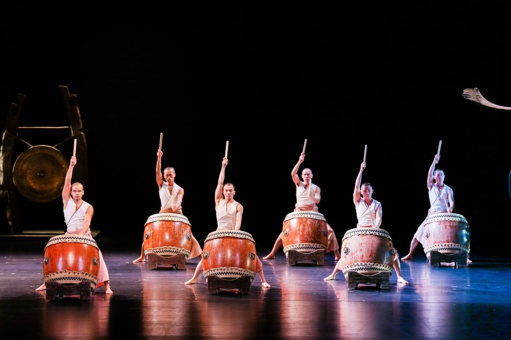 優人神鼓表演曲目以強而有力的肢體、武術及複雜鼓曲演奏,結合柔美水花激盪震撼人心表演(陳梓哲/攝影)。
