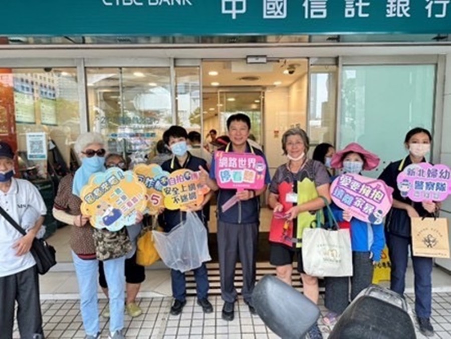 慶祝母親節 新北婦幼警隊不忘反詐騙與婦幼安全宣導 241 cnews204240509a06