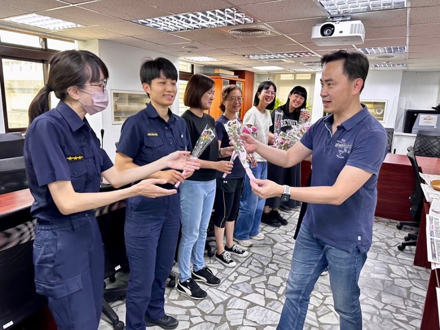 慶祝母親節 新北婦幼警隊不忘反詐騙與婦幼安全宣導 242 cnews204240509a07