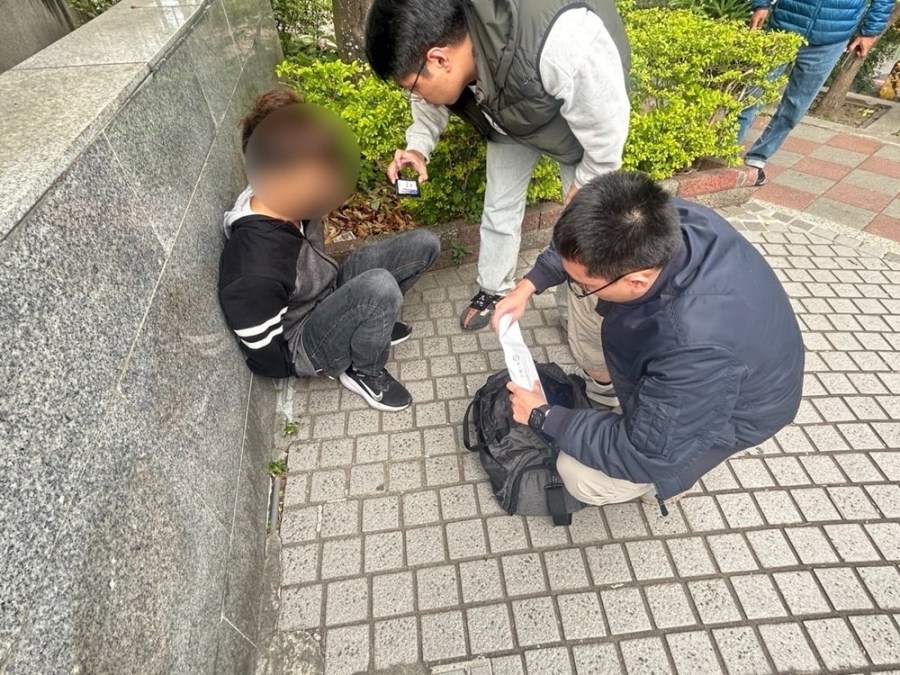 車手面交遇警拒捕狂奔 警追逐兩百米上銬逮人 237 cnews204240509a09