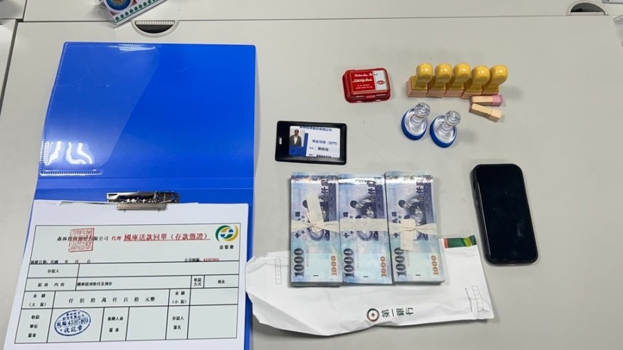 車手面交遇警拒捕狂奔 警追逐兩百米上銬逮人 238 cnews204240509a10
