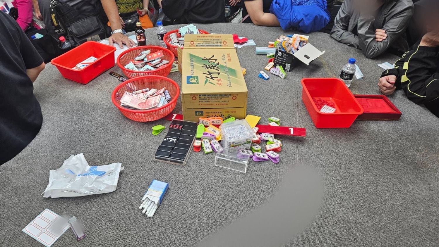 職場賭場內38人全被帶回偵辦。（記者徐煜勝翻攝）