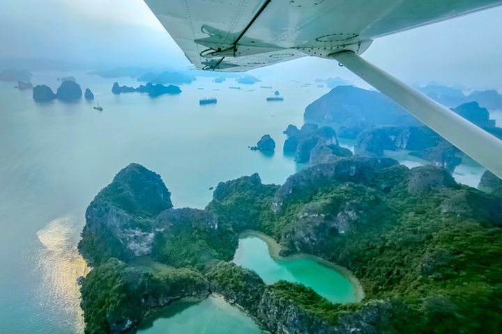 搭乘水上飛機,從上俯瞰下龍灣世遺之美。 圖:盈達旅遊/提供