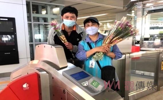 捷伴揪愛媽咪 中捷這5站母親節送康乃馨