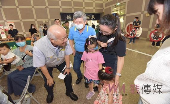 嘉市警局慶祝母親節 獻上康乃馨表達感謝