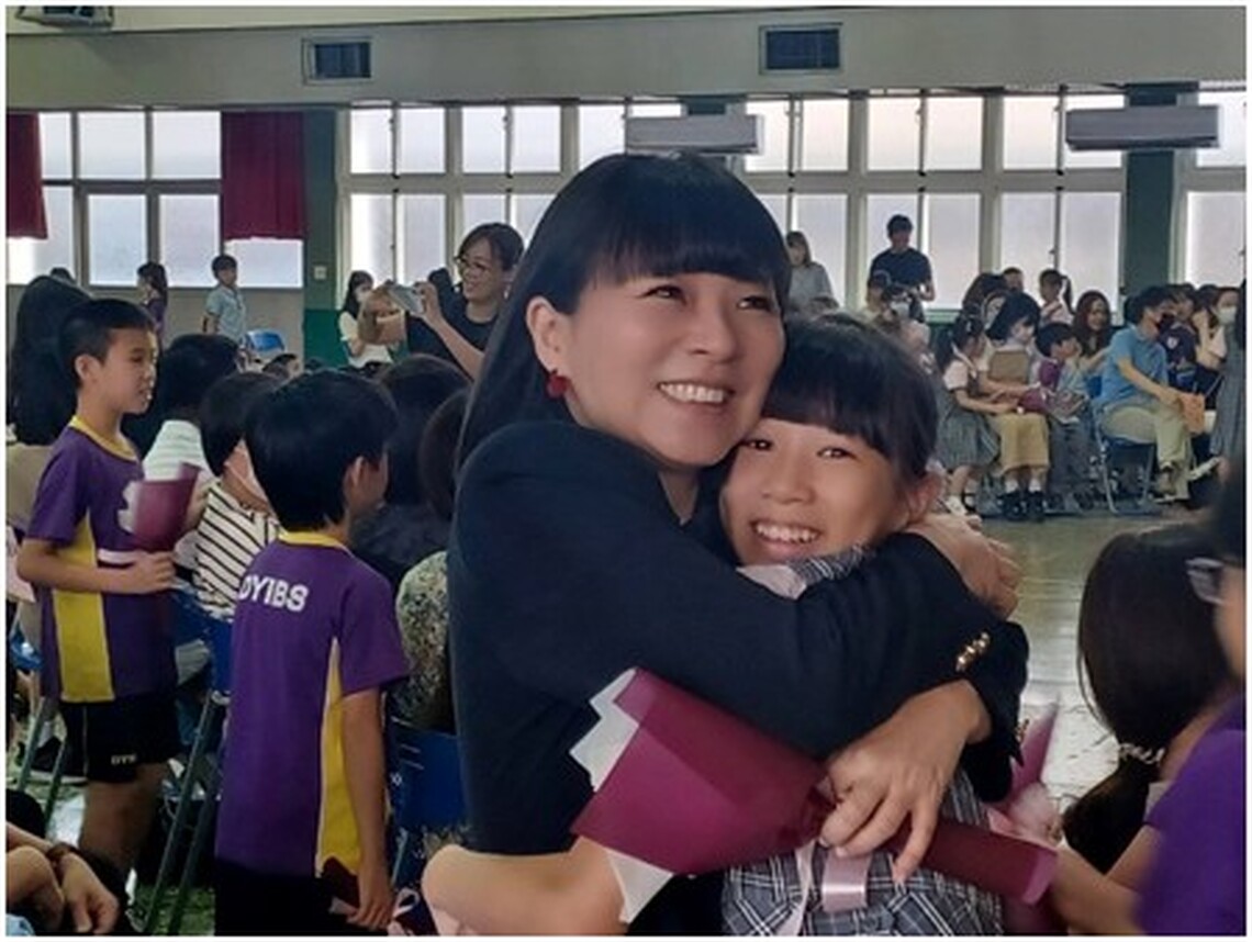 漾新聞|大榮劍橋小學慶賀母親節 子女搥背按摩媽媽超紓壓