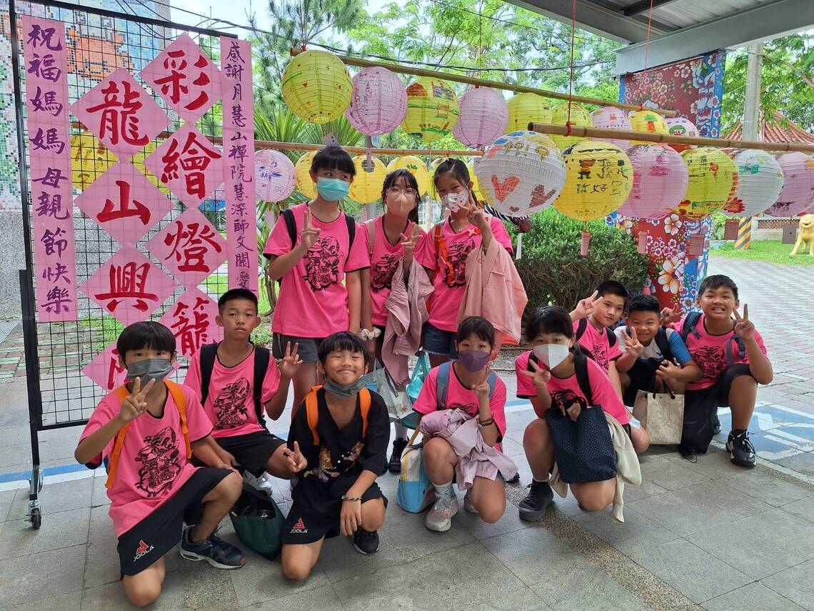 漾新聞|「畫出愛˙傳摯愛」龍山國小彩繪燈籠感恩母親