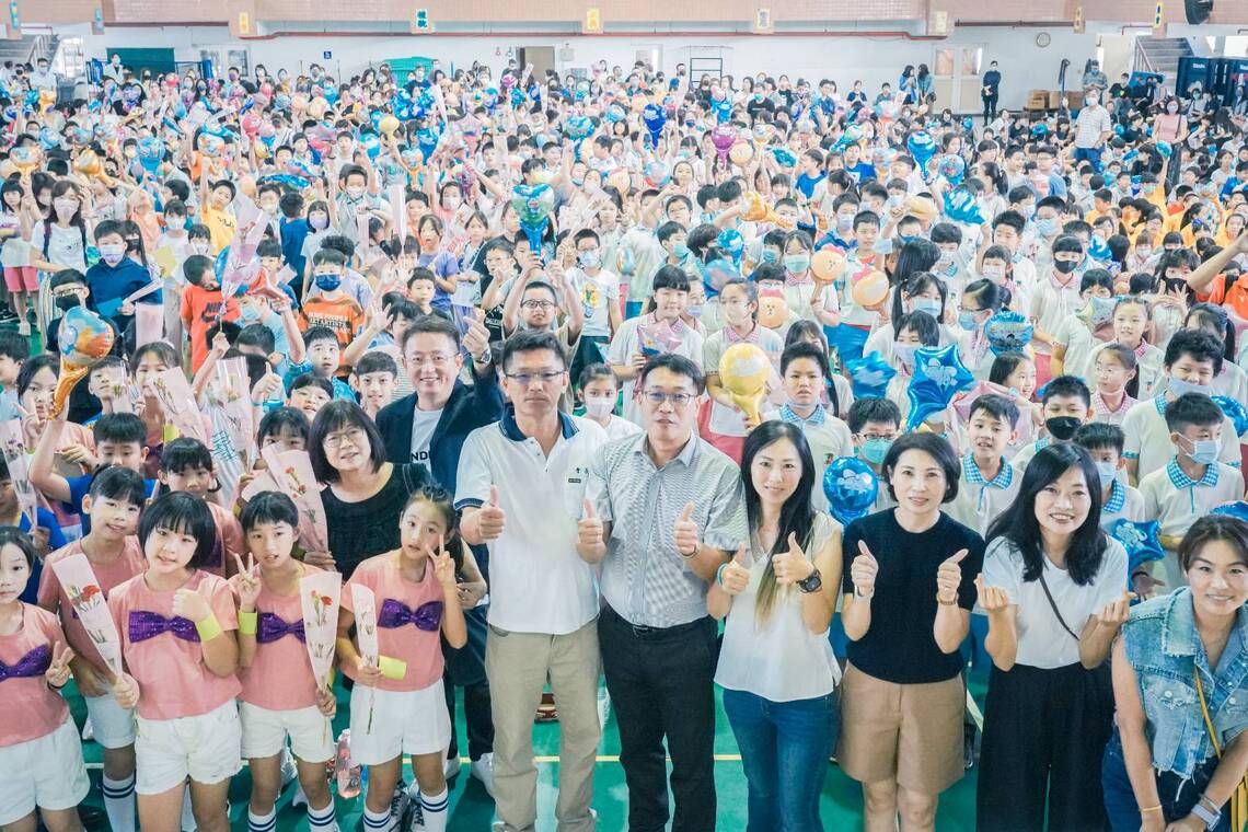 漾新聞|東豐纖維捐贈路竹國小十萬元助弱勢 員工化身巧虎皮卡丘留下母親節難忘合影