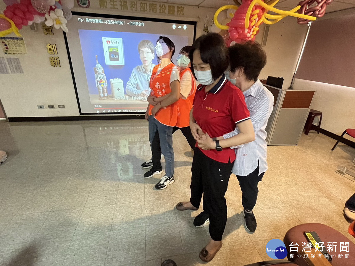 志工教育訓練實作。(南投醫院提供)