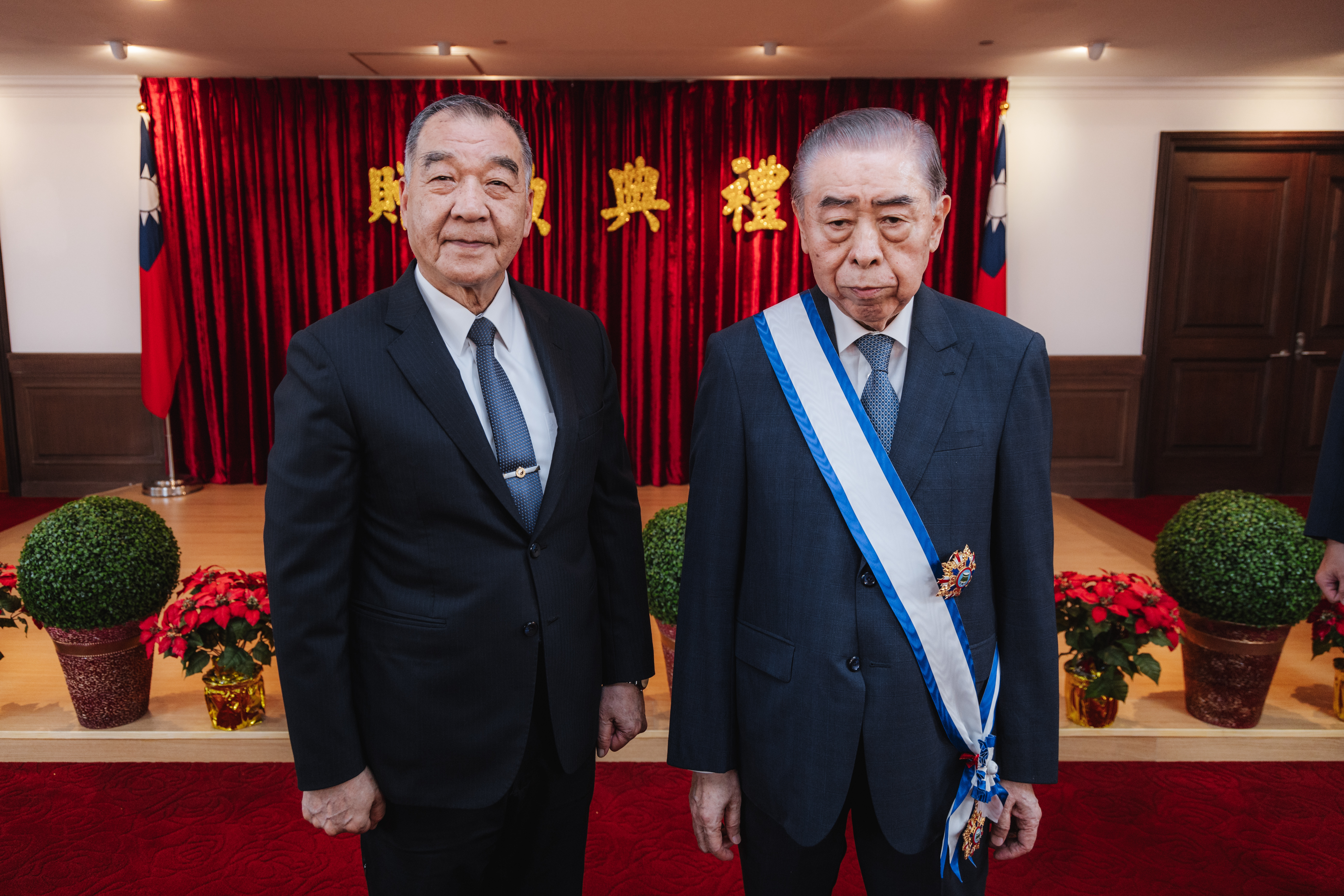 國防部長邱國正頒贈李棟樑二等寶鼎勳章表彰敬軍典範。軍聞社提供