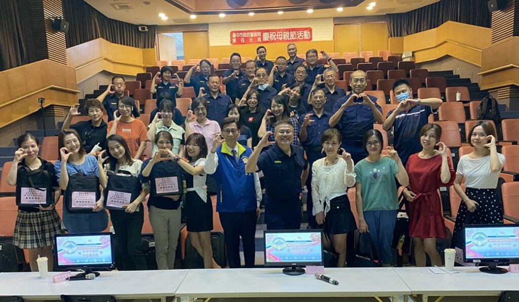 ▲圖說:中警四分局歡慶母親節,致贈波麗士媽媽精緻湯鍋和手提袋禮品 (圖/台中市政府提供)