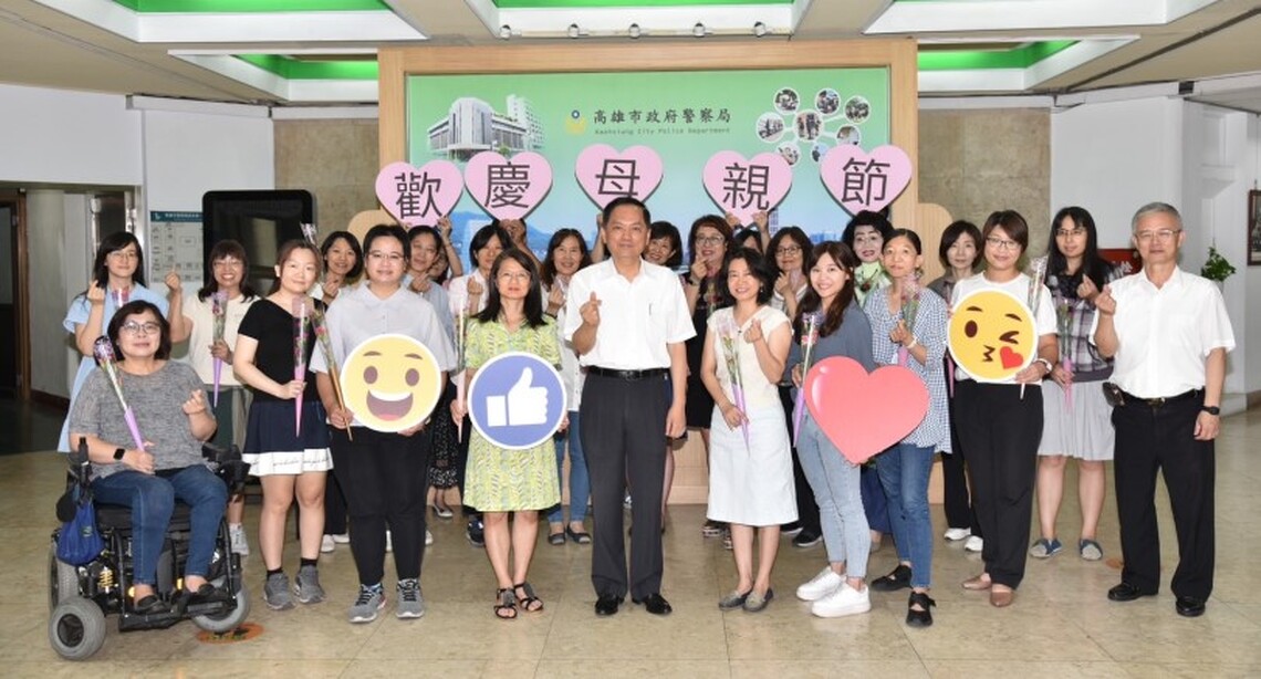 高市警局送上康乃馨 溫馨慶祝母親節
