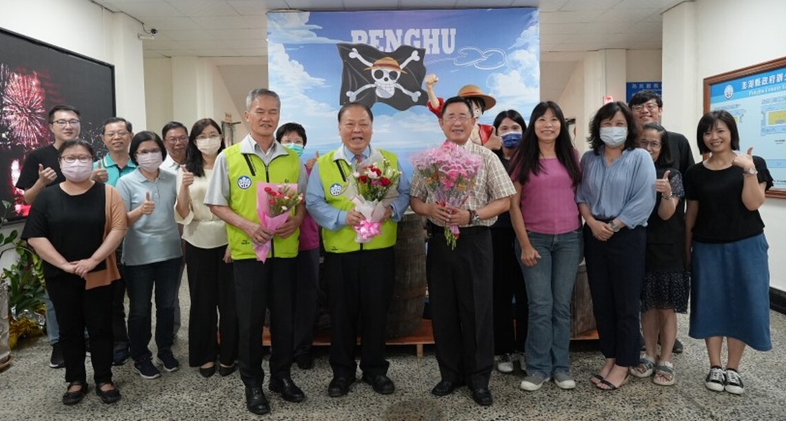 陳光復分送康乃馨 並預祝母親節快樂