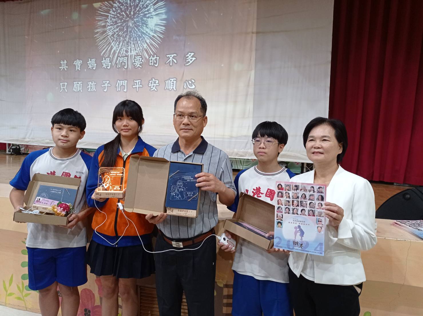 ▲北港鎮公所今年也首次與北港國中官學合作,共同開發客製化的文創雷雕禮物送給每一位模範母親。(記者陳雅琪攝)