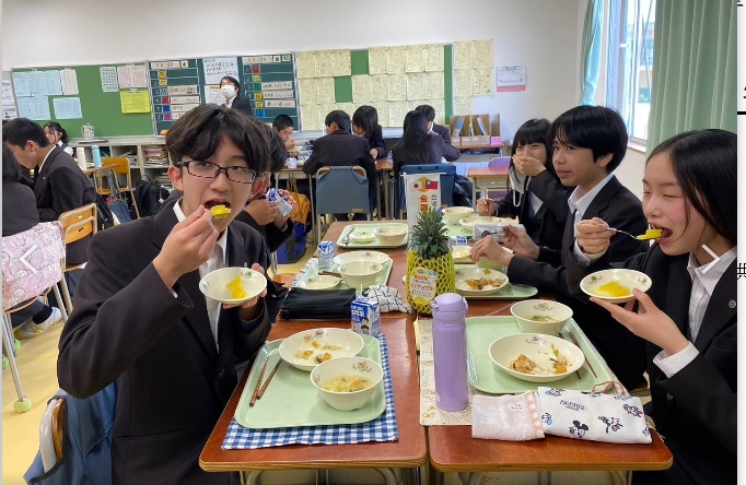 ▲高雄鳳梨到日本 學生台語直呼「多謝高雄」(農業局提供)