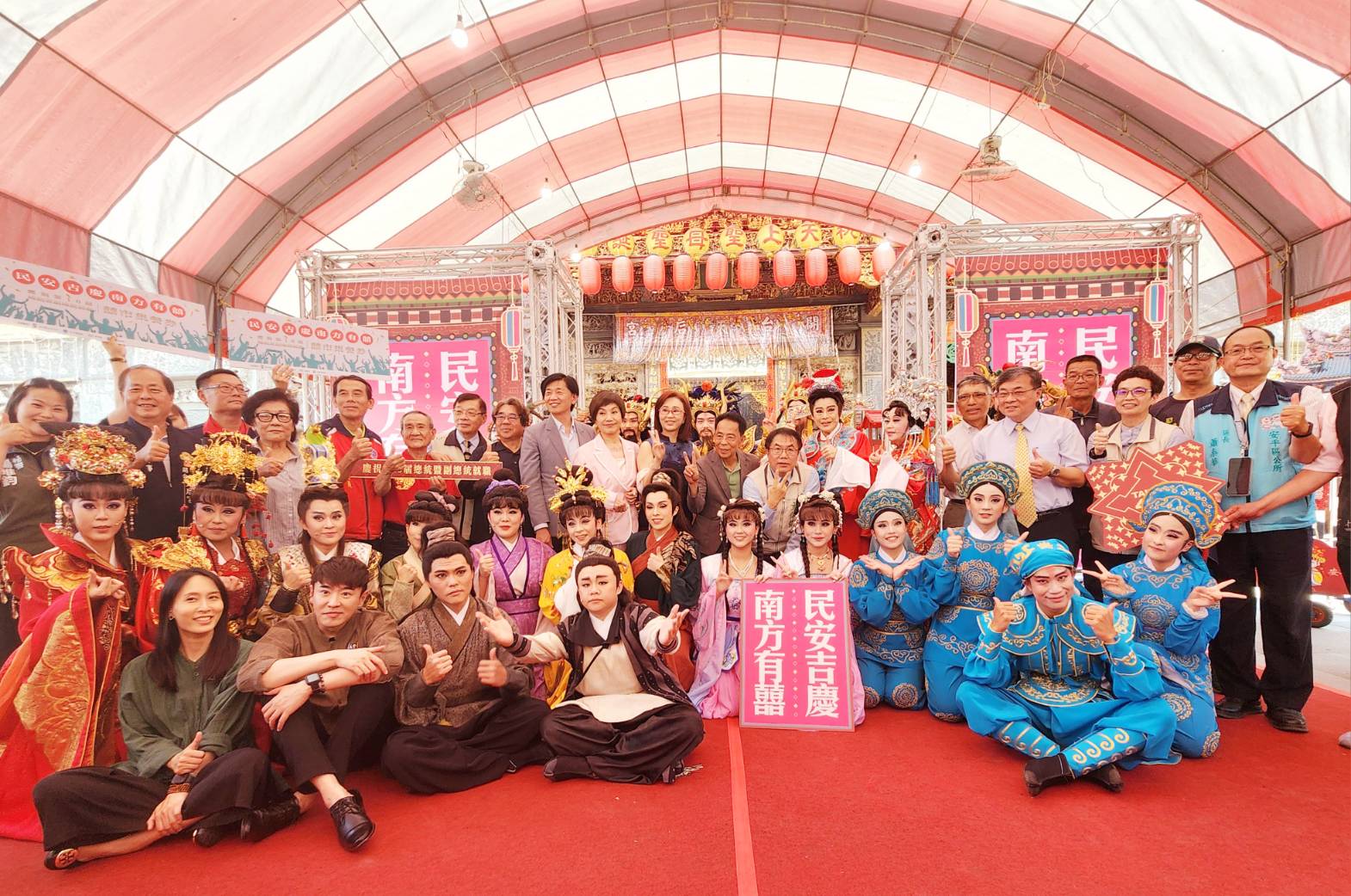 ▲安平在地廟宇慶祝520總統就職,特別邀請秀琴歌劇團、唐美雲歌仔戲團及明華園戲劇總團3大歌仔戲團,17至19日在林默娘公園演繹經典劇作。(圖/記者陳彥霖攝)