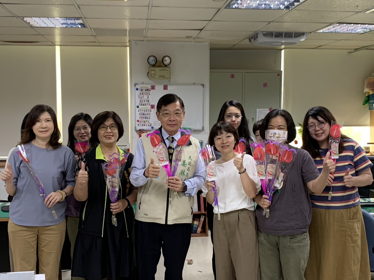 ▲局長姜淋煌表示，民政局工作繁重，職場媽媽要兼顧工作與家庭，向媽媽們表達最真摯的心意。（圖／民政局提供）