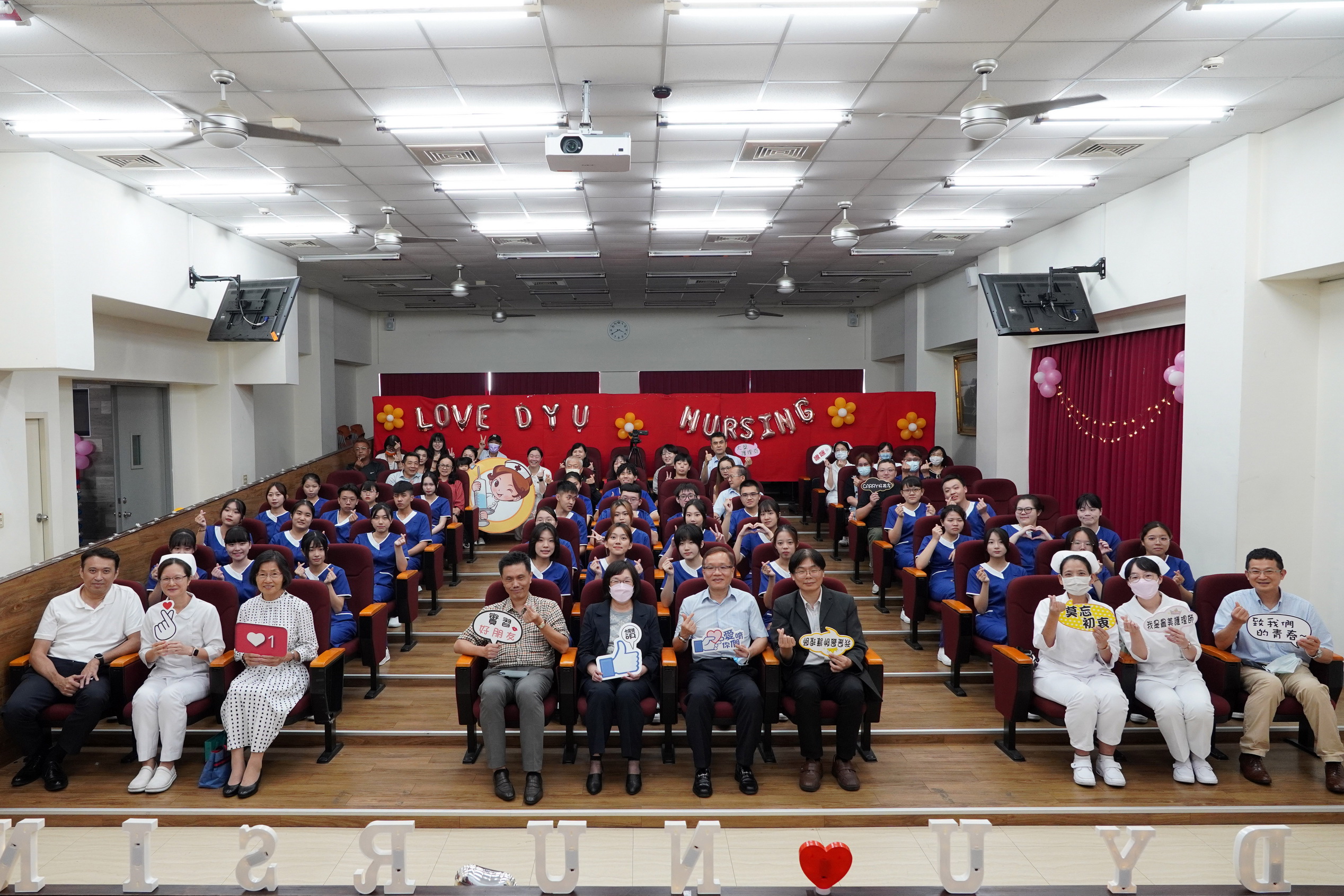 ▲國際護師節前夕,大葉大學護理學系為即將展開臨床實習的第10屆學生舉行加冠典禮,期許他們成為具備護理專業和南丁格爾服務精神的優秀醫護人員。(記者張溎壕攝)