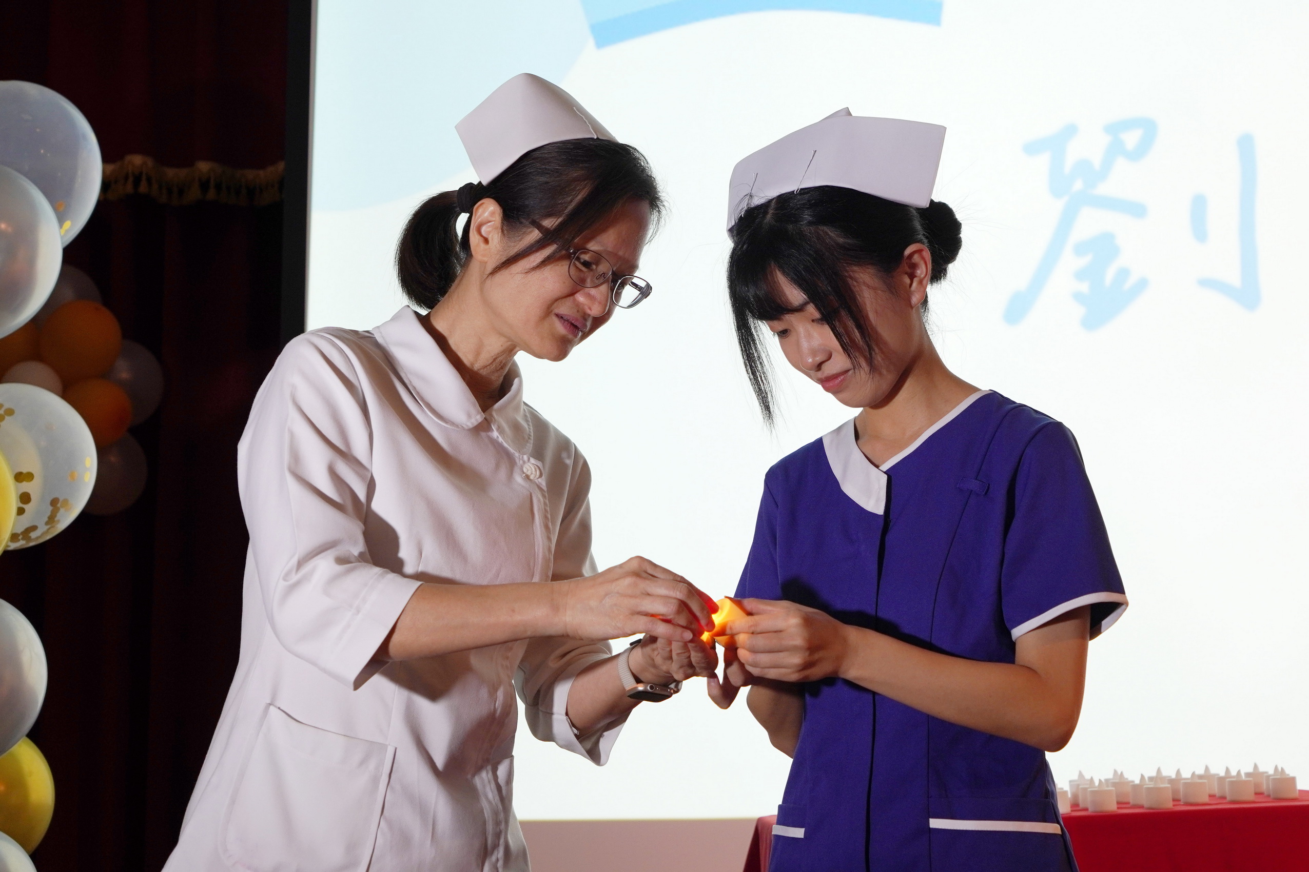 ▲國際護師節前夕，大葉大學護理學系為即將展開臨床實習的第10屆學生舉行加冠典禮，期許他們成為具備護理專業和南丁格爾服務精神的優秀醫護人員。（記者張溎壕攝）