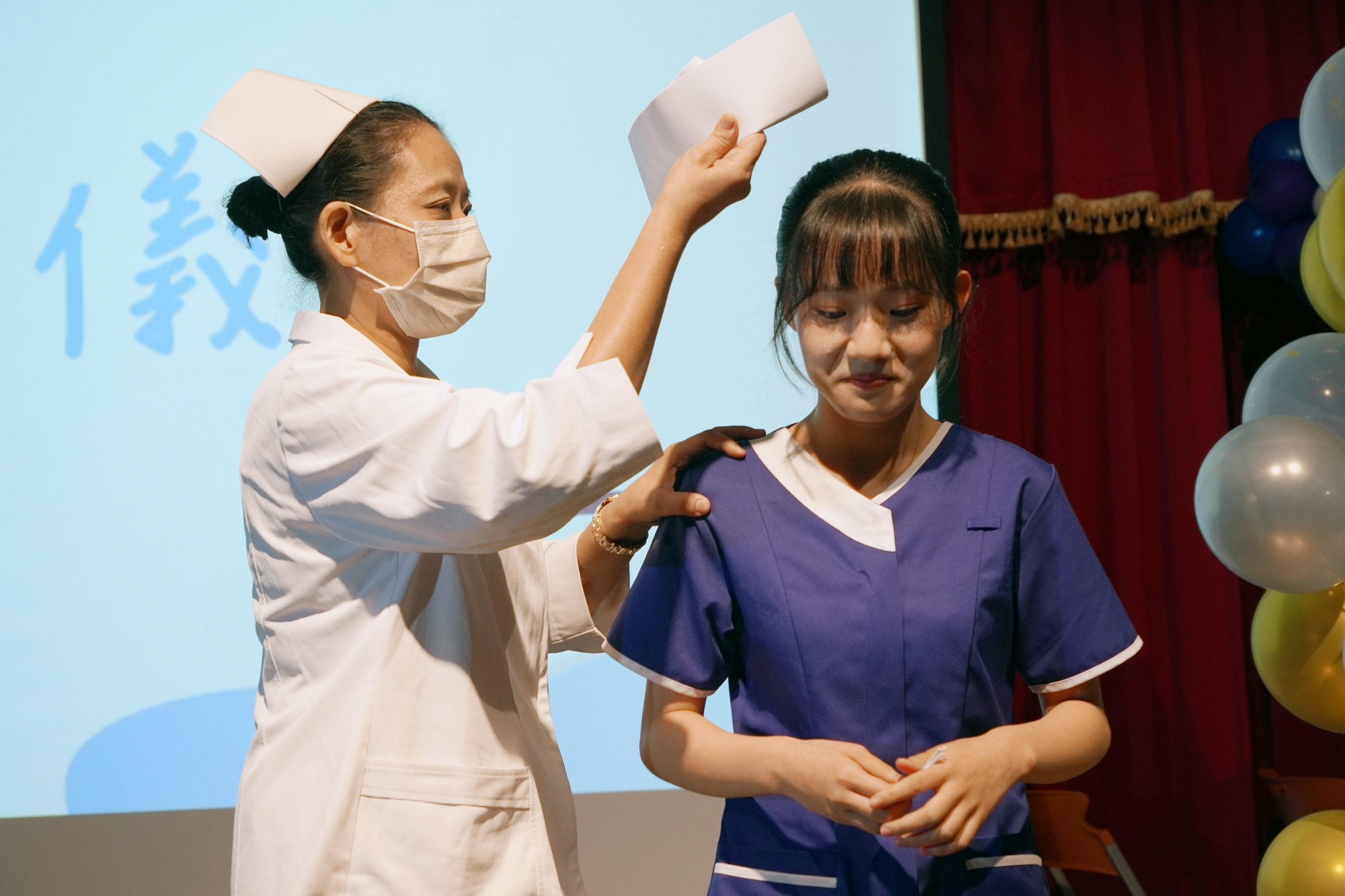 ▲國際護師節前夕，大葉大學護理學系為即將展開臨床實習的第10屆學生舉行加冠典禮，期許他們成為具備護理專業和南丁格爾服務精神的優秀醫護人員。（記者張溎壕攝）