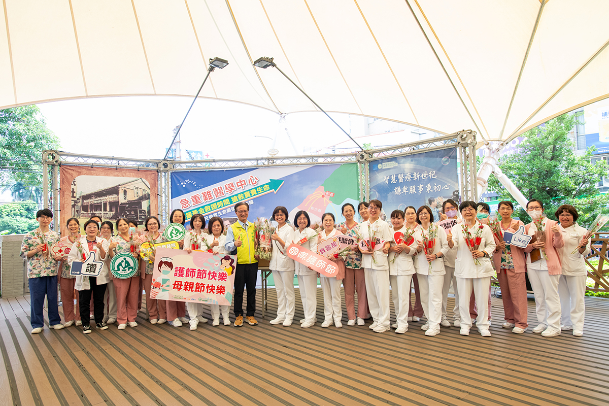▲國際護士節與母親節前夕!彰化市長林世賢前往彰基醫學中心向護理師致敬,她們以無私的奉獻和堅韌的精神,守護著每一位病患的健康。(記者張溎壕攝)