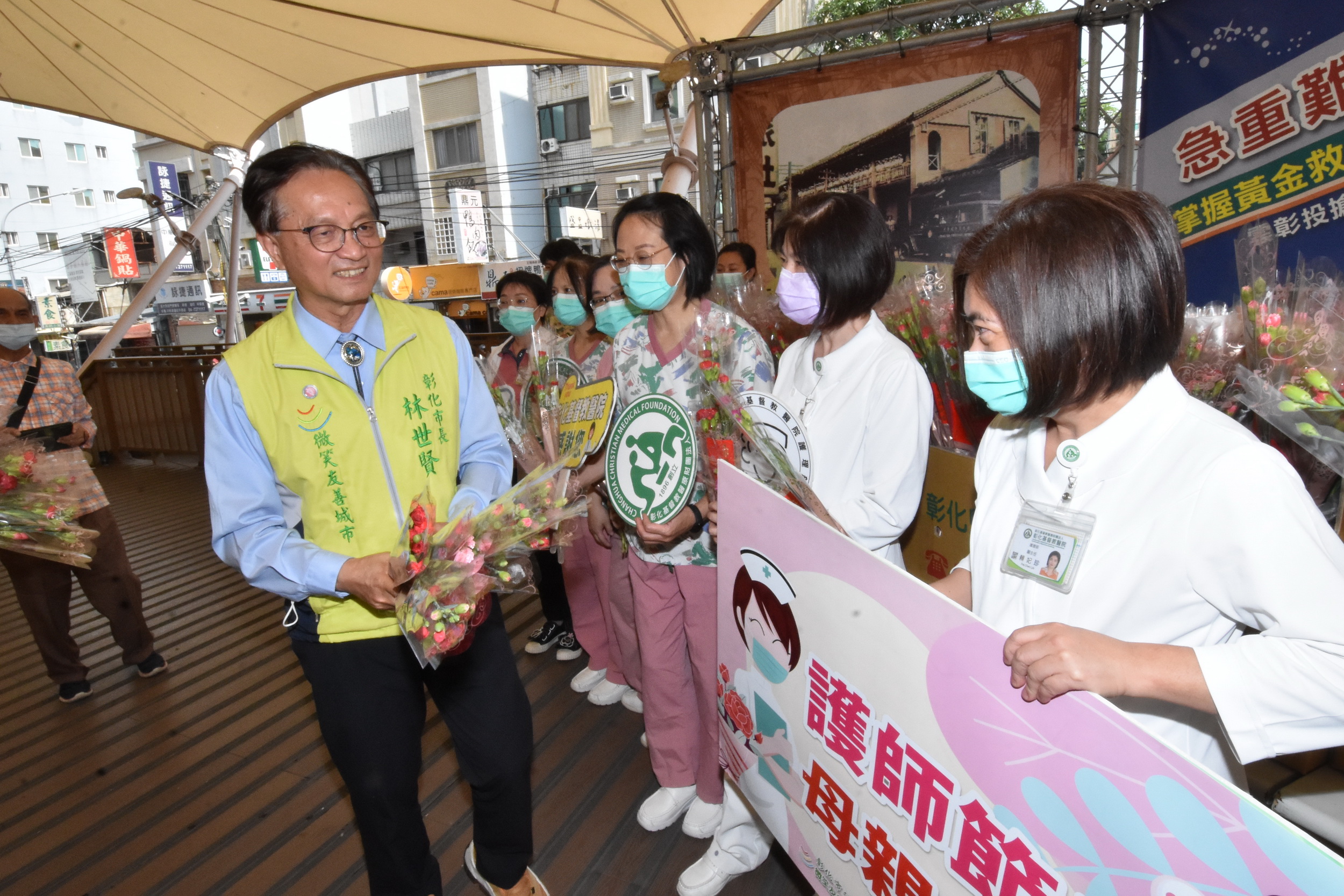 ▲國際護士節與母親節前夕！彰化市長林世賢前往彰基醫學中心向護理師致敬，她們以無私的奉獻和堅韌的精神，守護著每一位病患的健康。（記者張溎壕攝）