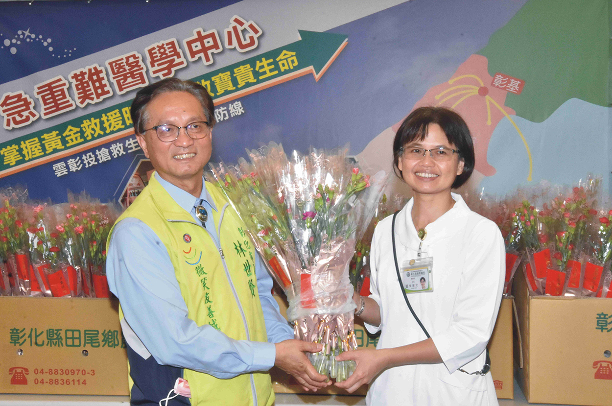 ▲國際護士節與母親節前夕！彰化市長林世賢前往彰基醫學中心向護理師致敬，她們以無私的奉獻和堅韌的精神，守護著每一位病患的健康。（記者張溎壕攝）