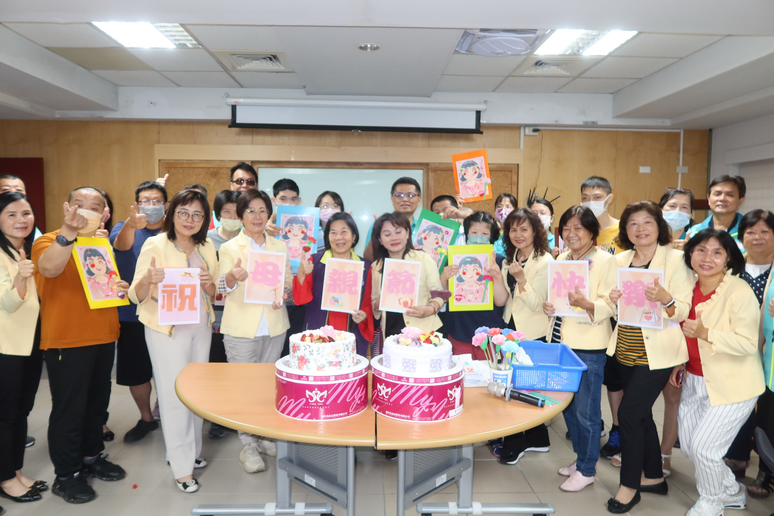 ▲彰化縣青溪婦女協會等社團募集經費用以協助彰化慈愛教養院的教室大樓重建工程,也與慈愛院生製作母親節卡片,以表達對教保老師的感激之情。(記者張溎壕攝)