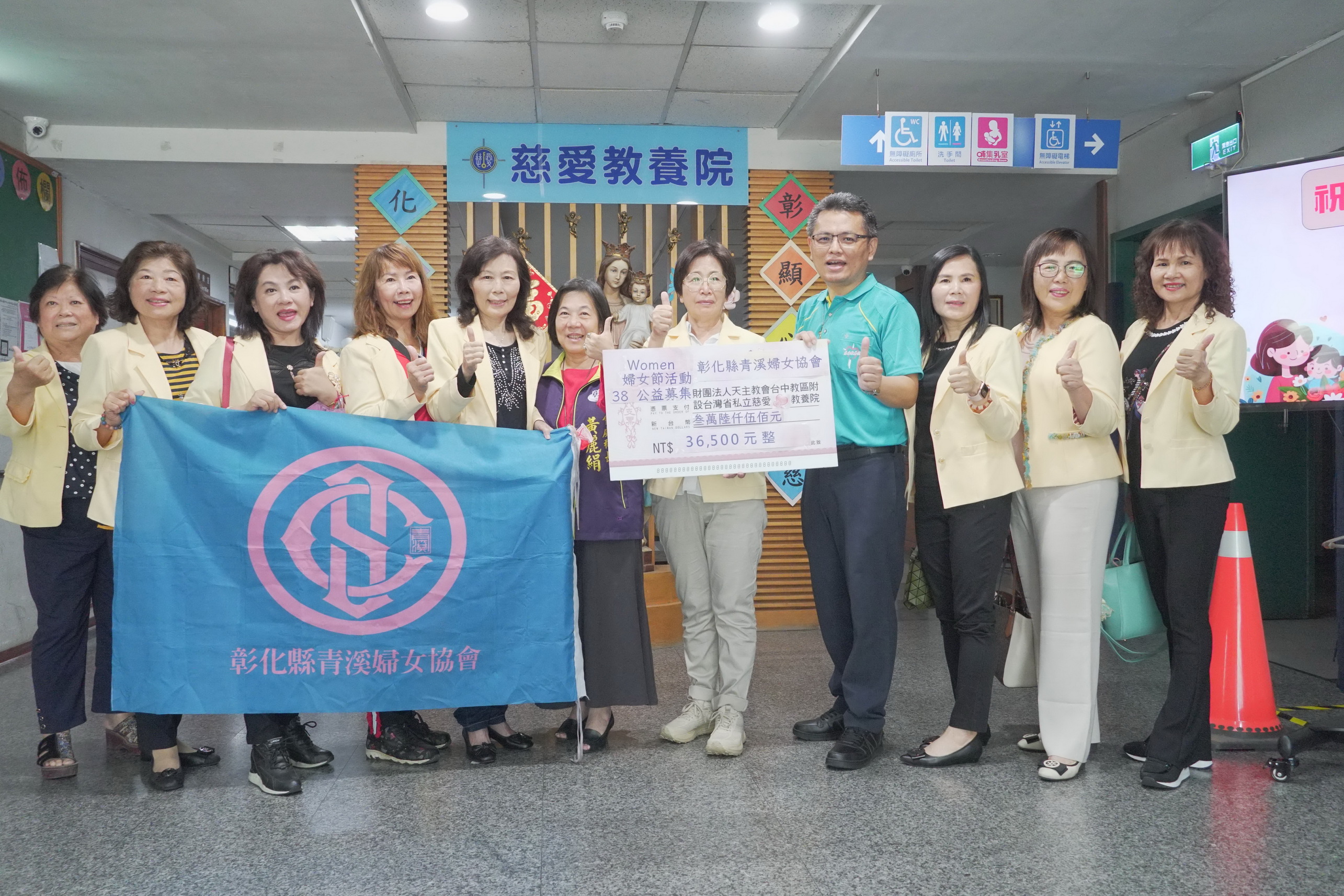 ▲彰化縣青溪婦女協會等社團募集經費用以協助彰化慈愛教養院的教室大樓重建工程，也與慈愛院生製作母親節卡片，以表達對教保老師的感激之情。（記者張溎壕攝）