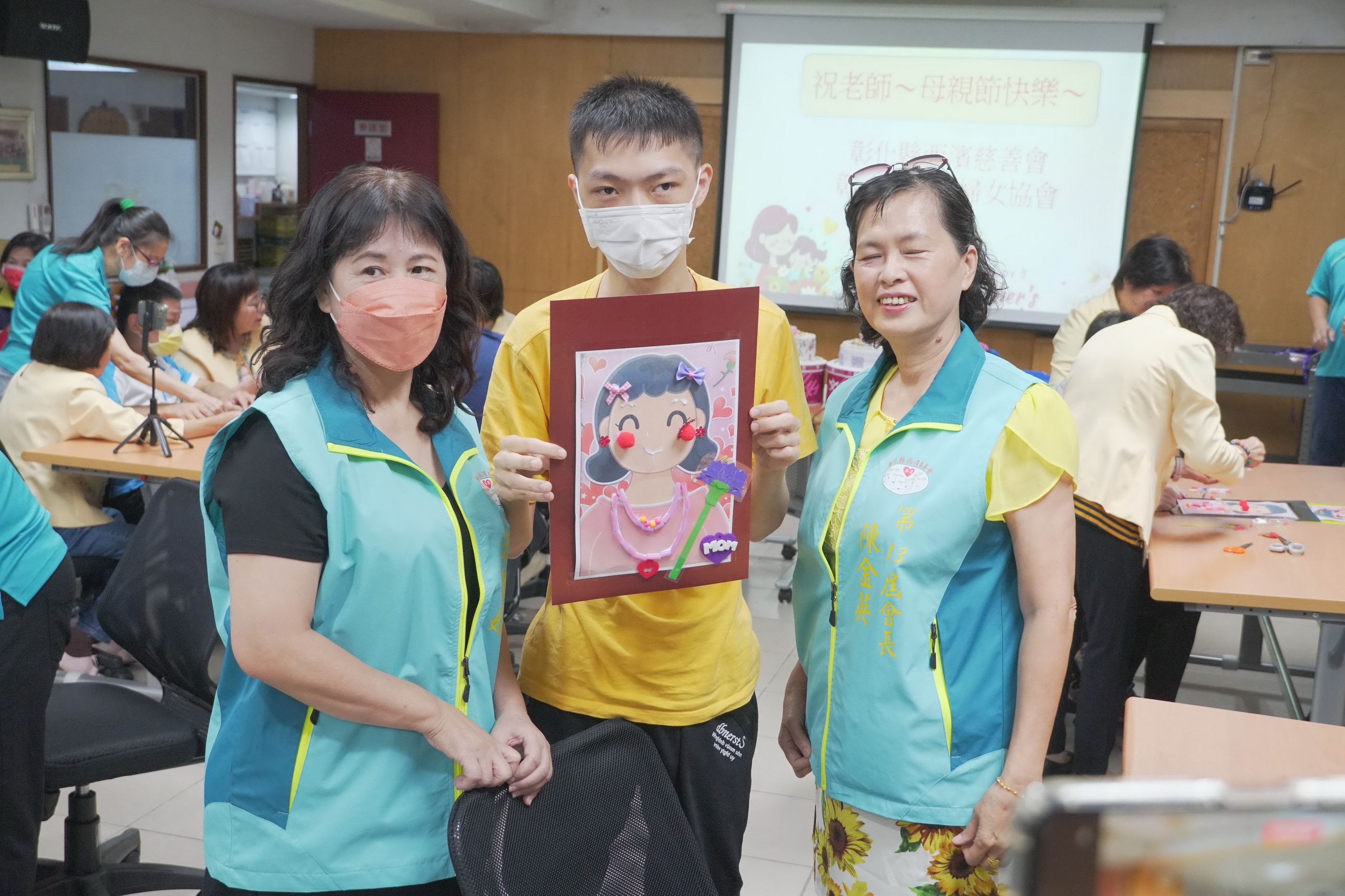 ▲彰化縣青溪婦女協會等社團募集經費用以協助彰化慈愛教養院的教室大樓重建工程，也與慈愛院生製作母親節卡片，以表達對教保老師的感激之情。（記者張溎壕攝）