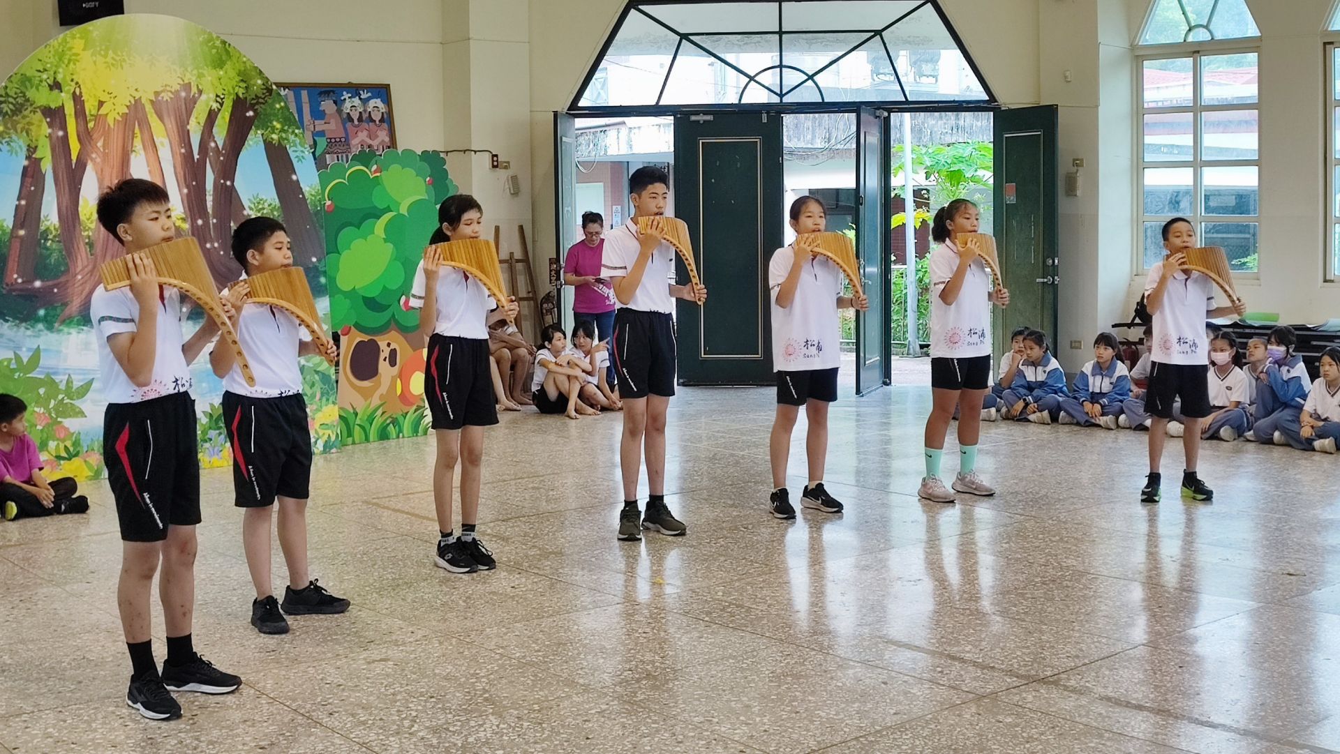 松浦國小以阿美族傳統迎賓舞及悠揚的排笛曲目歡迎慈大附小的到來