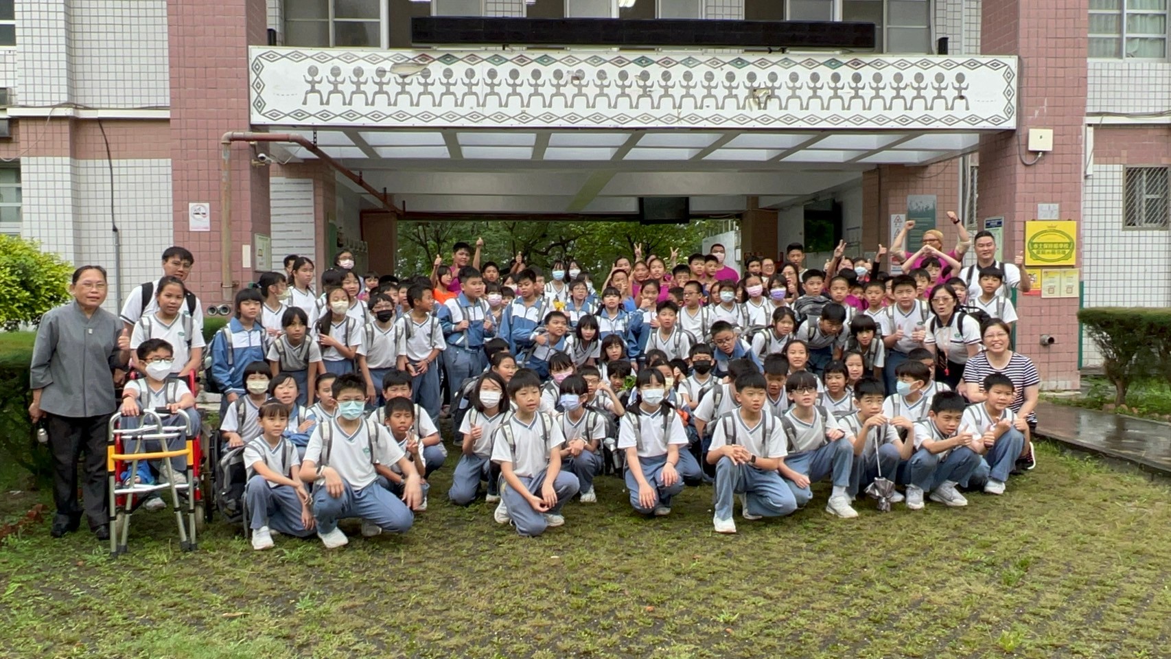 兩校師生在松浦國小校門口合影,相約下學期慈小校園見