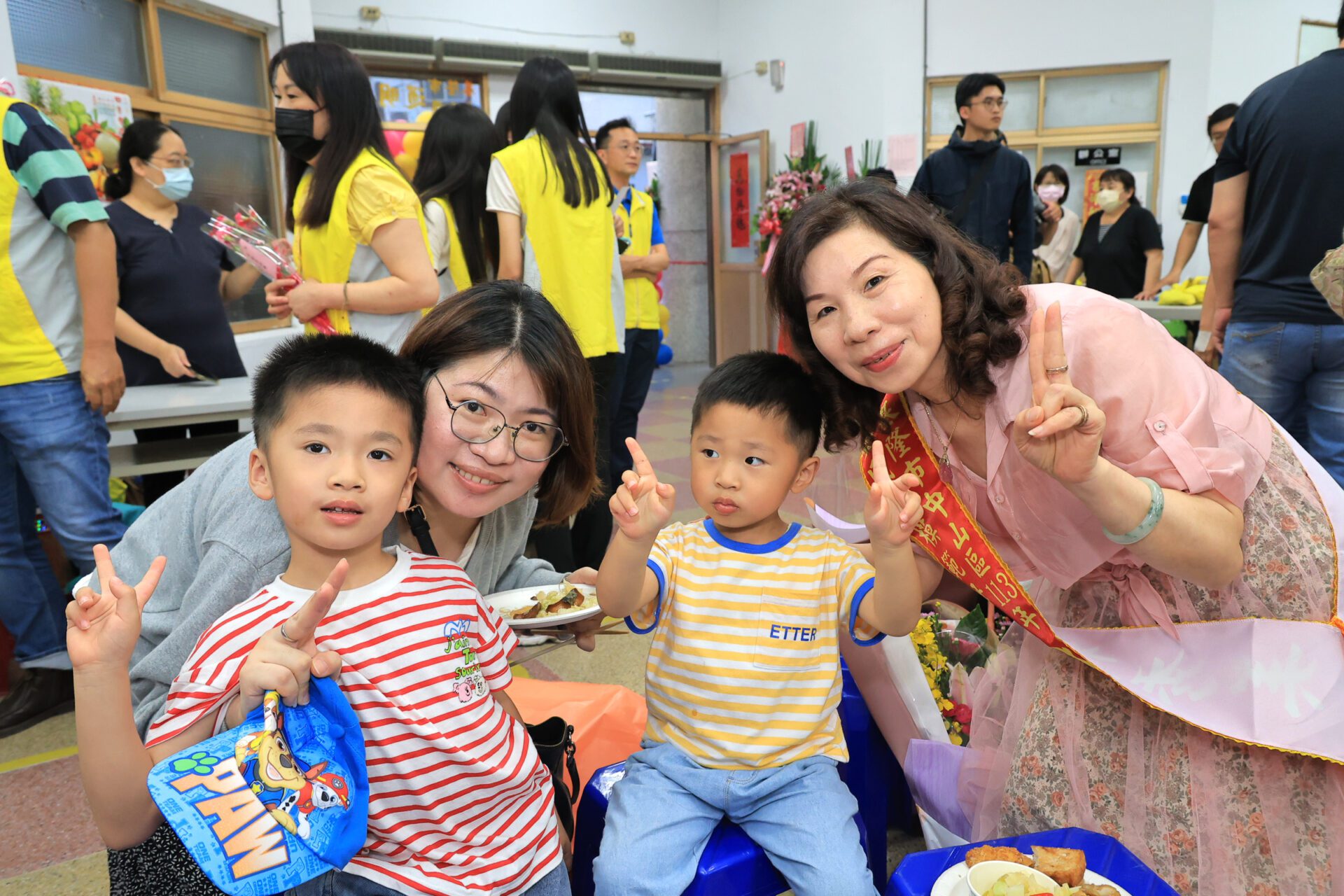 基隆市中山區公所昨晚在通明里民活動中心舉辦模範母親表揚大會,模範母親在現場與小孩合影。(圖/基隆市政府提供)
