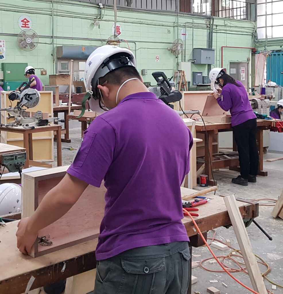 ▲家具木工產學攜手專班學員正一門深入努力練功。(中彰投分署提供)