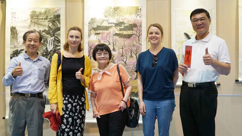 ▲彩墨玩家:國立彰化師範大學長青學院彩墨國畫班師生聯展在鹿港鎮圖書藝文中心一樓展演廳展出,為觀者帶來了更豐富的視覺享受。(記者林郁芯翻攝)