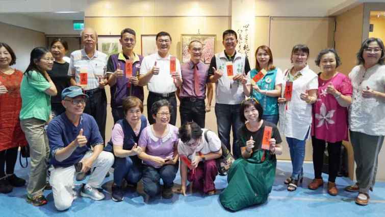 ▲彰化師大長青學院彩墨國畫班的學員們是一群退休後熱愛繪畫創作的青春玩家，在陳頴憲老師的鼓勵下，跳脫既定的繪畫框架，學員們自由揮灑創作靈感。（記者林郁芯翻攝）