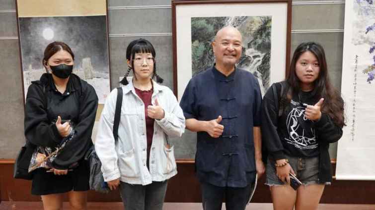 ▲建國科大美術館許文融館長歡迎各界人士踴躍前往參觀欣賞，共同感受藝術的魅力與力量。（記者林明佑攝）