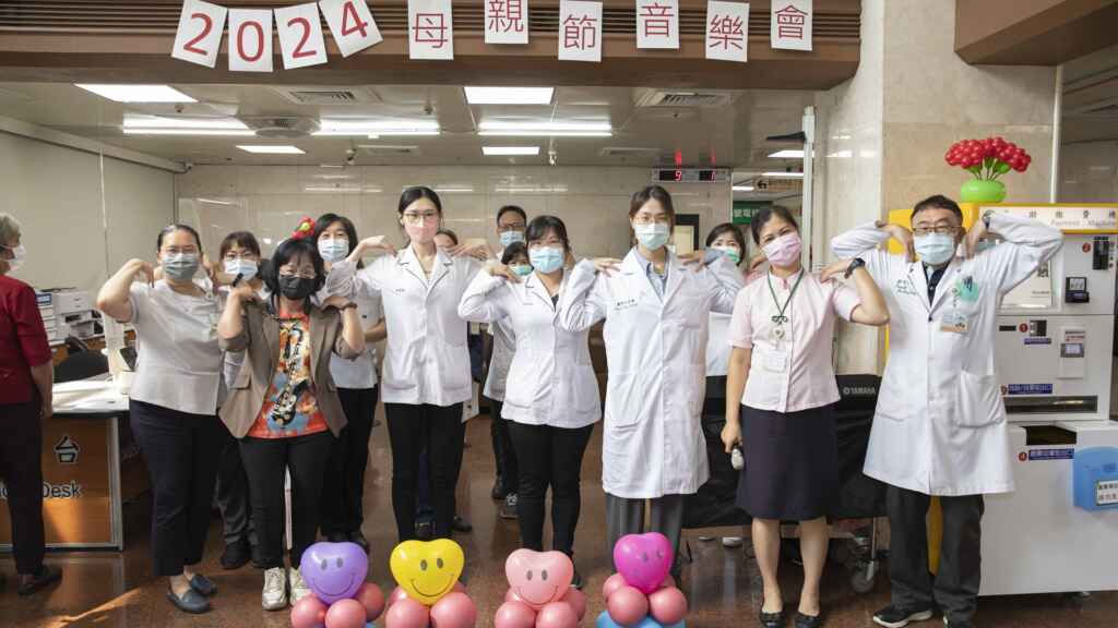 ▲二基腎臟科江芳瑩醫師暨復健科老師與大家一同合影。(二基醫院提供)