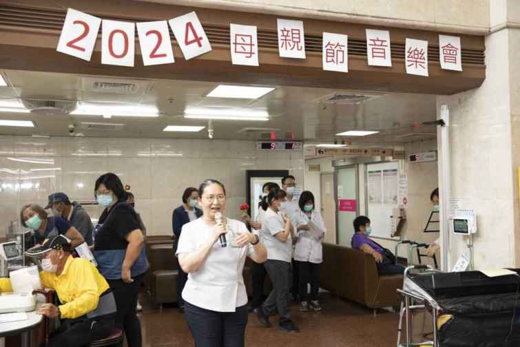▲張淑真行政副院長表示說：今天母親節活動詩歌快閃歌頌母愛，傳遞幸福母愛的溫馨，母親溫柔慈祥的愛，成為子女成長的養分。（二基醫院提供）